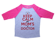Load image into Gallery viewer, KEEP CALM MY MOM&#39;S A DOCTOR / Keep Calm My Mom&#39;s A Doctor Raglan Baseball Shirt for Toddlers - Baffle
