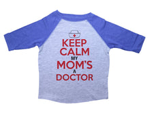 Load image into Gallery viewer, KEEP CALM MY MOM&#39;S A DOCTOR / Keep Calm My Mom&#39;s A Doctor Raglan Baseball Shirt for Toddlers - Baffle
